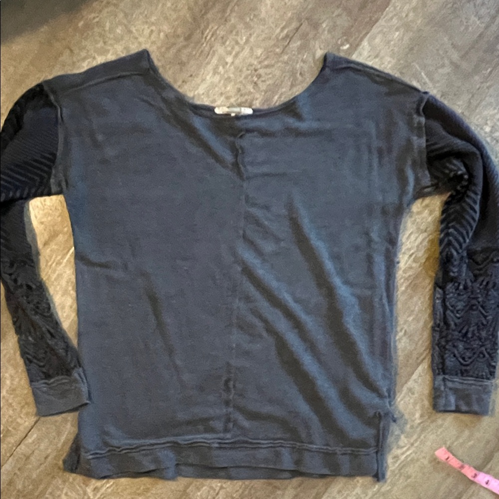 Gimmicks by BKE Gray Top with Textured Sleeves
